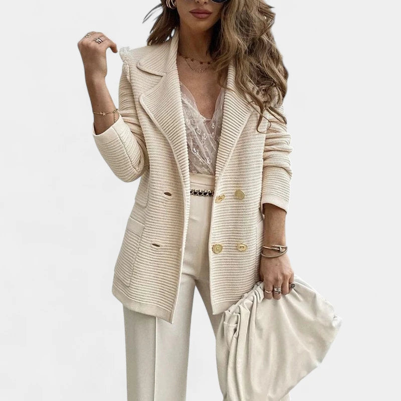 Gleame.-Blazers & Blouses-Gleame Blazer – Gebreide damesblazer met goudkleurige knopen en reverskraag