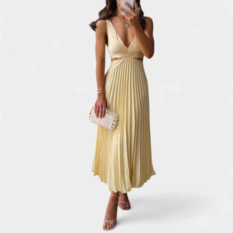 Gleame.-Jurken & Jumpsuits-Gleame Jurk - Maxi jurk met V-hals, plissérok en uitsnijdingen