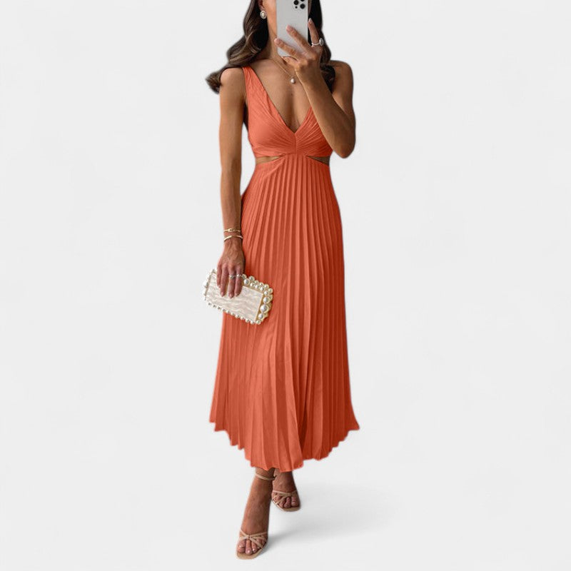 Gleame.-Jurken & Jumpsuits-Gleame Jurk - Maxi jurk met V-hals, plissérok en uitsnijdingen