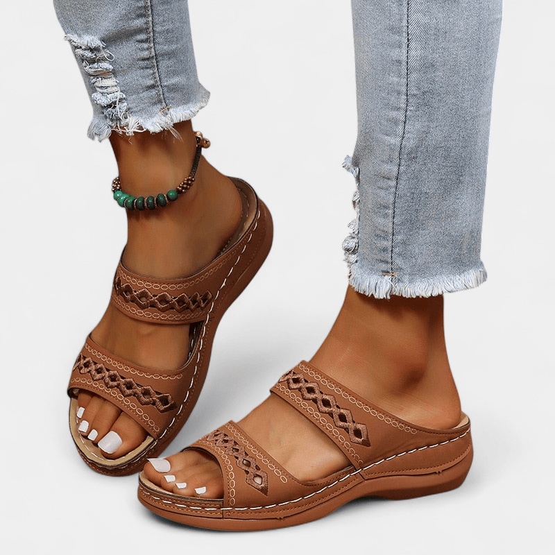 Gleame.-Sandal-Gleame Sandalen - Comfortabele instappers met retro stiksels en sleehak