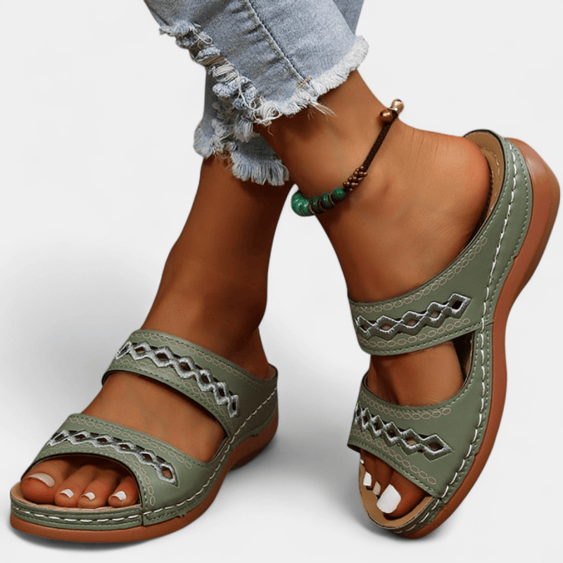 Gleame.-Sandal-Gleame Sandalen - Comfortabele instappers met retro stiksels en sleehak