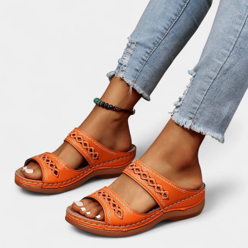 Gleame.-Sandal-Gleame Sandalen - Comfortabele instappers met retro stiksels en sleehak