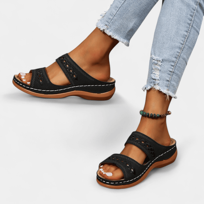 Gleame.-Sandal-Gleame Sandalen - Comfortabele instappers met retro stiksels en sleehak