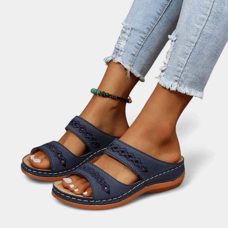 Gleame.-Sandal-Gleame Sandalen - Comfortabele instappers met retro stiksels en sleehak