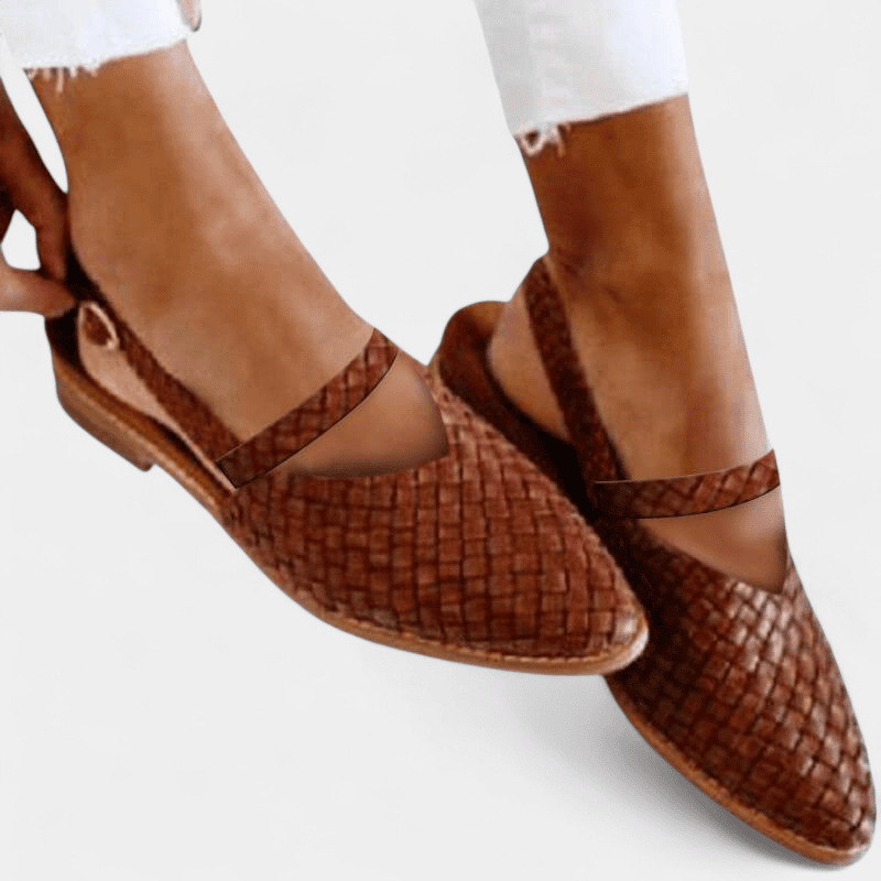 Gleame.-Sandals-Gleame Sandalen - Platte sandalen met puntige neus en hielband