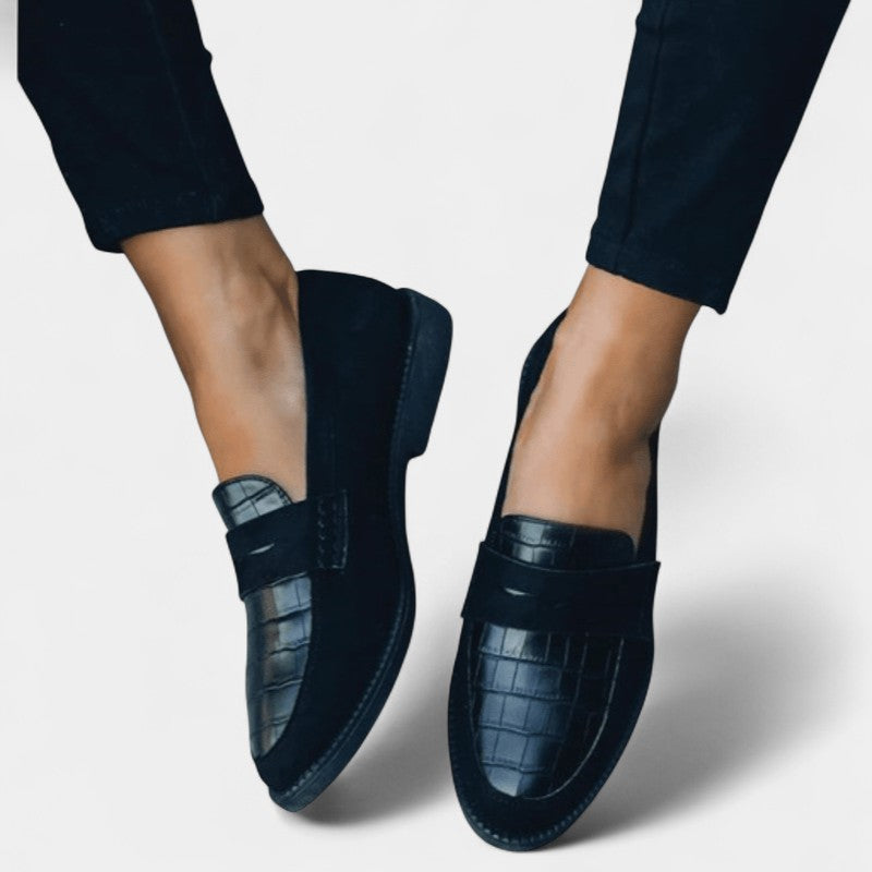 Gleame.-Schoenen-Gleame | Dames loafers met krokodillenprint en lage hak