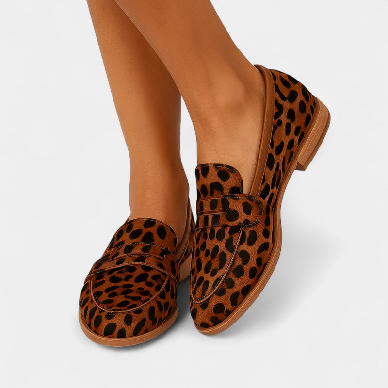 Gleame.-Schoenen-Gleame Damesschoenen - Klassieke loafers met dierenprint en ronde neus