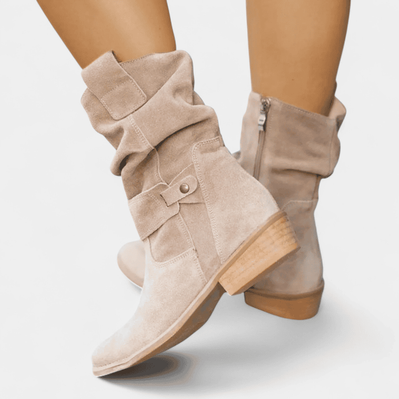 Gleame.-Shoes-Gleame Laarzen - Suède enkellaarsjes met losse pasvorm en lage hak