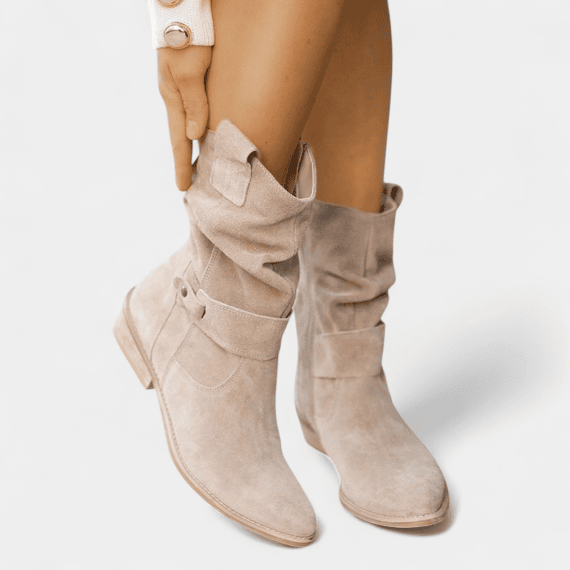 Gleame.-Shoes-Gleame Laarzen - Suède enkellaarsjes met losse pasvorm en lage hak