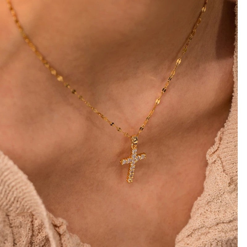 Gleame.-Sieraden-Gleame Ketting - zirconia kruis ketting in goud voor een elegante uitstraling