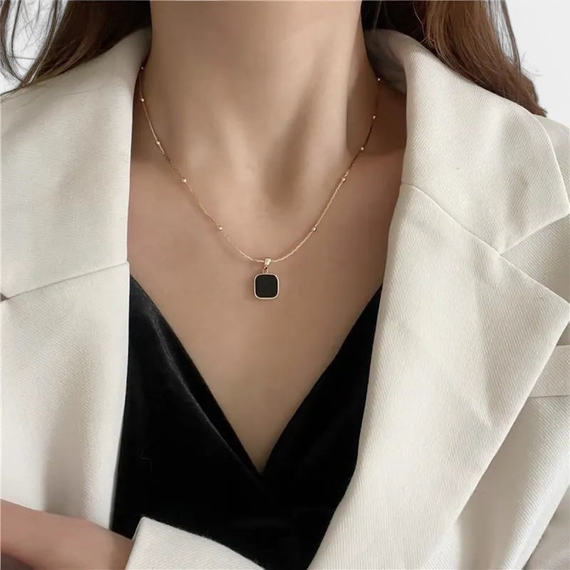 Gleame.-Sieraden-Gleame Kettingen - Minimalistische vierkante hanger voor vrouwen