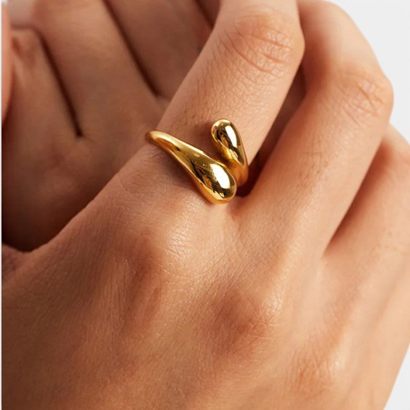 Gleame.-Sieraden-Gleame Ring - Sierlijke druppel wikkelring in goud