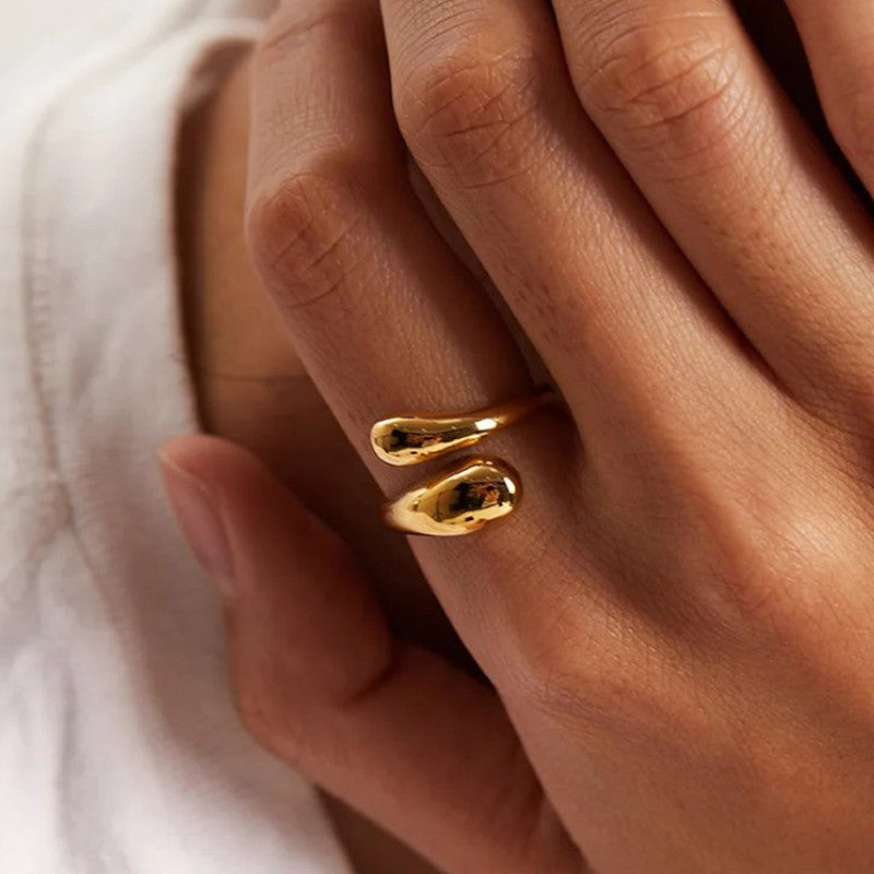 Gleame.-Sieraden-Gleame Ring - Sierlijke druppel wikkelring in goud