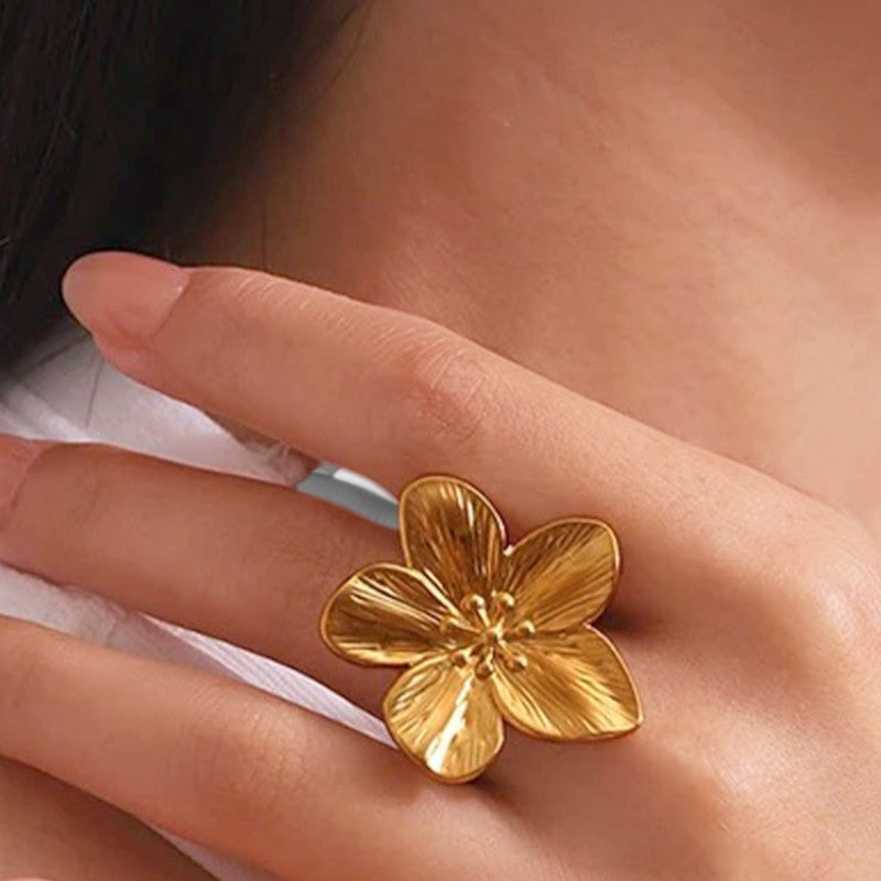 Gleame.-Sieraden-Gleame ring - Statement ring met bloemaccent in goud
