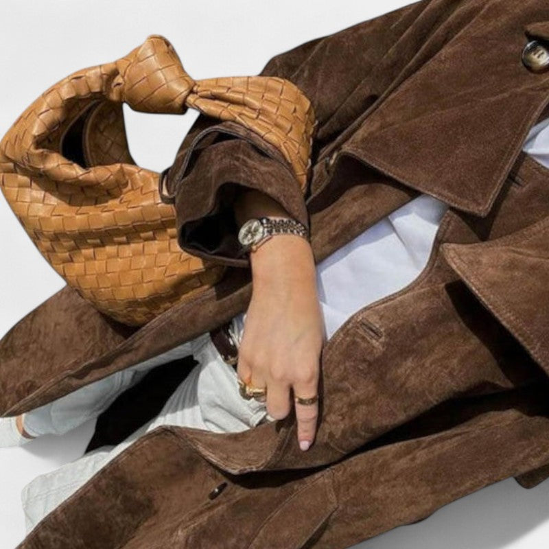 Gleame.-Trenchcoat-Gleame | Dames trenchcoat van suède met knoopsluiting en ceintuur in de taille