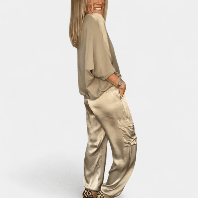 Gleame.-Women Shirt-Gleame Set - Satijnen 2-delige set met ronde hals en lange mouwen en elegante broek met zakdetails