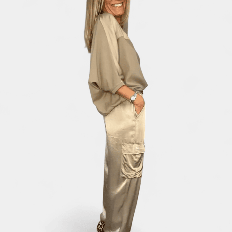 Gleame.-Women Shirt-Gleame Set - Satijnen 2-delige set met ronde hals en lange mouwen en elegante broek met zakdetails