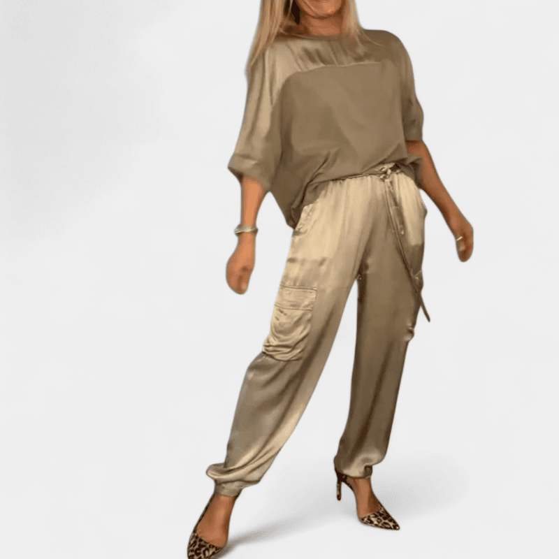 Gleame.-Women Shirt-Gleame Set - Satijnen 2-delige set met ronde hals en lange mouwen en elegante broek met zakdetails