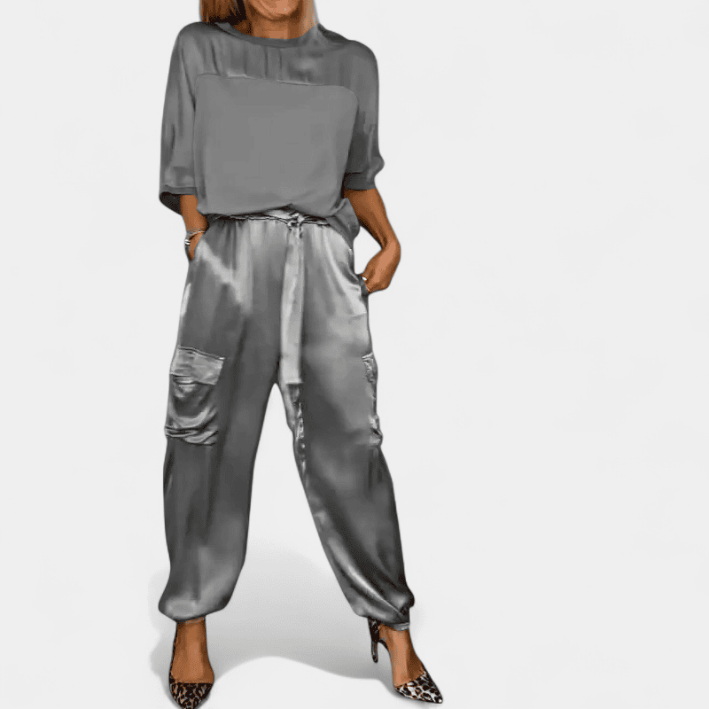 Gleame.-Women Shirt-Gleame Set - Satijnen 2-delige set met ronde hals en lange mouwen en elegante broek met zakdetails