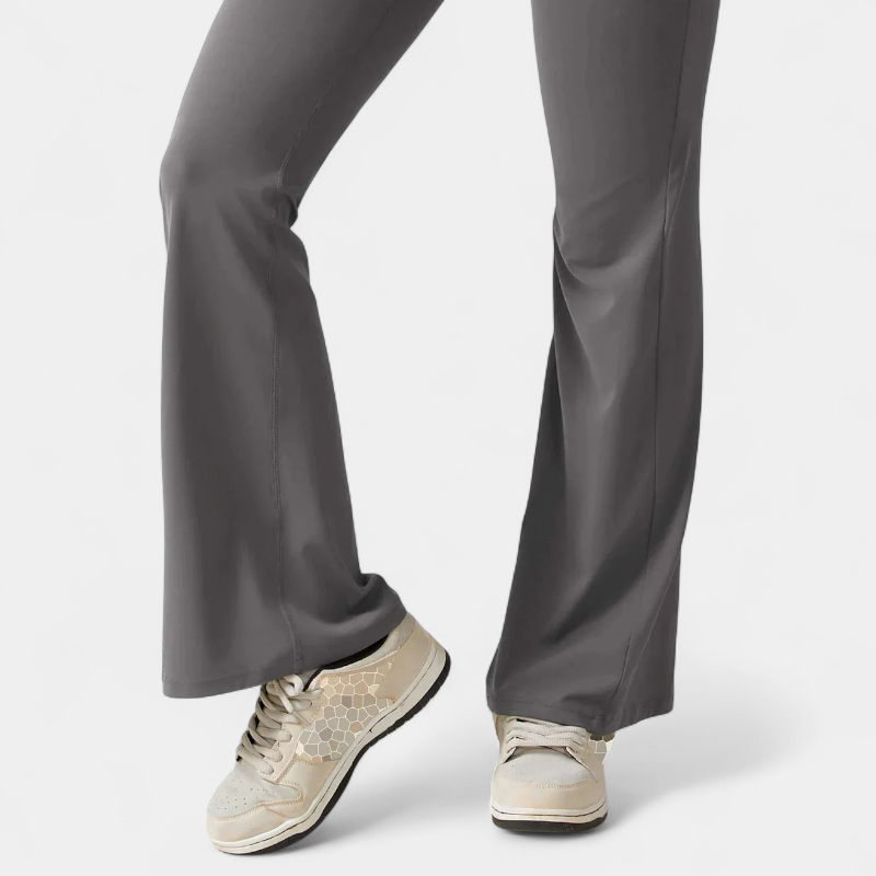 Gleame.-jumpsuit-Gleame Jumpsuit - Strakke flared pants jumpsuit met v-back voor dames