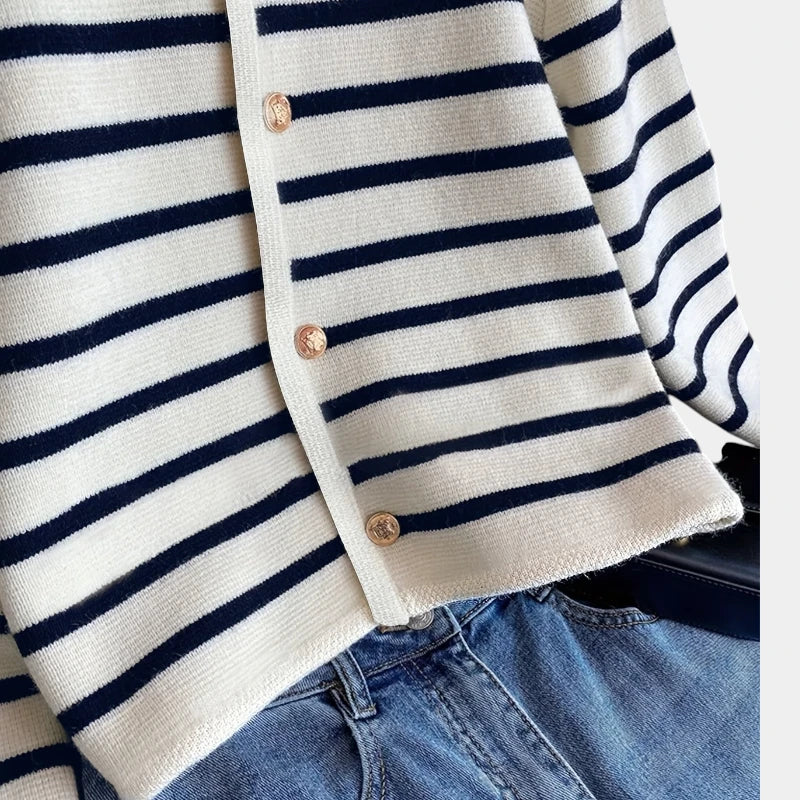 Gleame.-Truien & Vesten-Gleame Trui - Elegante gebreide trui met knopen en strepen