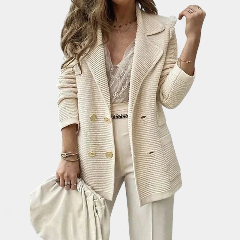 Gleame.-Blazers &amp; Blouses-Gleame Blazer – Gebreide damesblazer met goudkleurige knopen en reverskraag