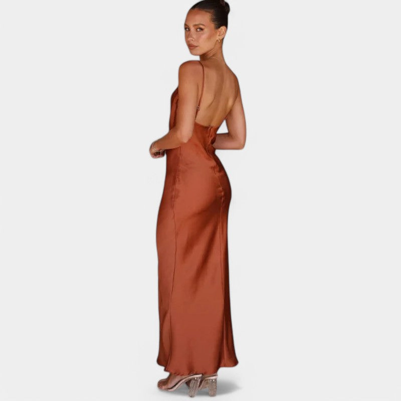 Gleame.-Jurken &amp; Jumpsuits-Gleame Jurk - Tijdloze satijnen jurk met open rug en elegant ontwerp