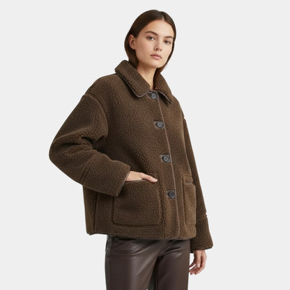 Gleame | Dames teddy jas met knopen en opgestikte zakken